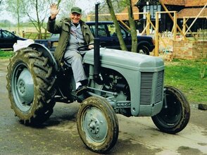 Reginald mit Traktor.jpg